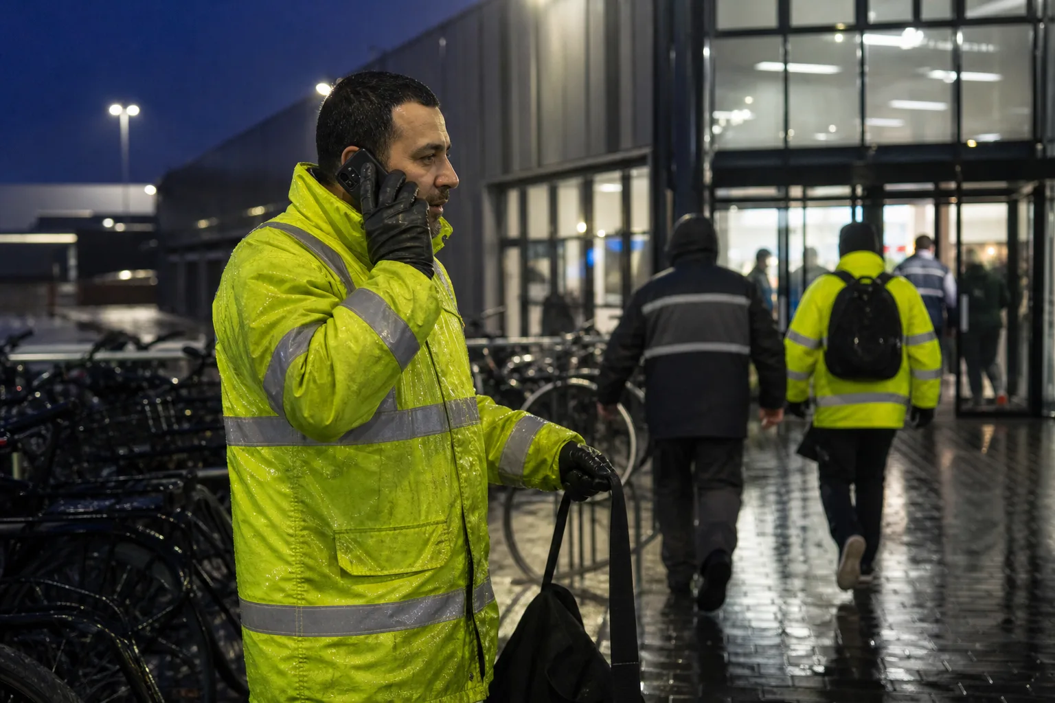 Mitarbeiter telefoniert vor einem Logistikstandort